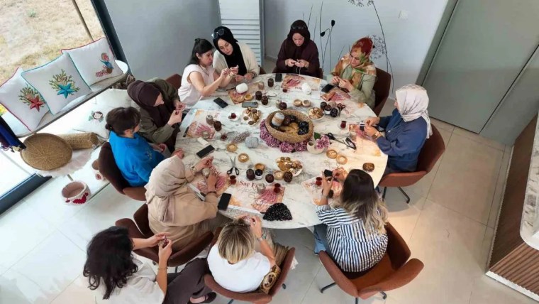 Kadınlar saç filesi üretiyor