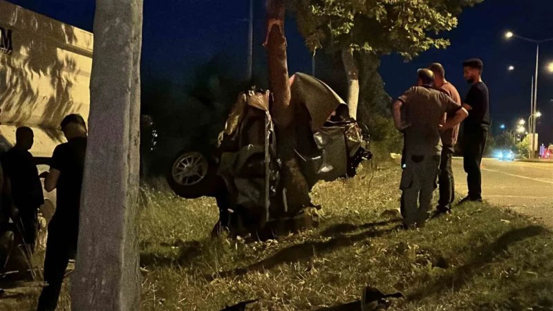 Otomobil ikiye bölündü, sürücü kurtuldu!