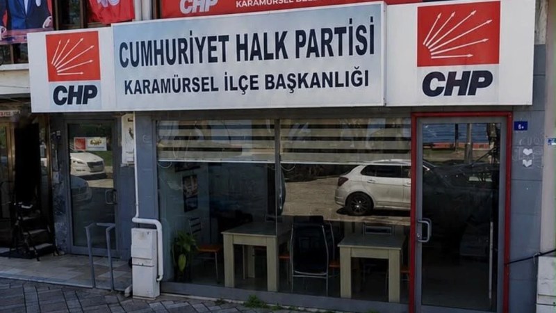 Karamürsel’de CHP binasına pankart saldırısı!