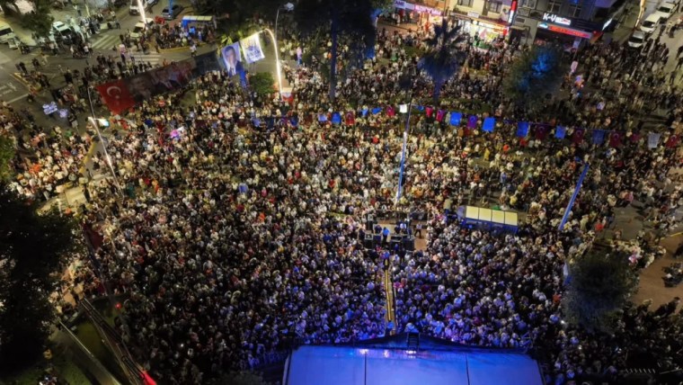 Ekin Uzunlar Değirmendere'de coşturdu!