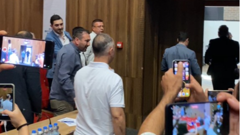 YENİ Parti meclis toplantısını terk etti