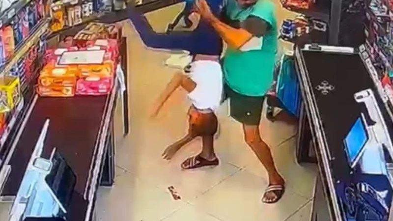 Markette çocuğu öldüresiye dövdü!