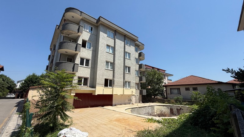 Yıkılmayı bekleyen bina mahallelinin korkulu rüyası oldu