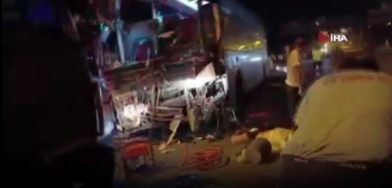 TAG Otoyolu’nda feci kaza: 2 ölü, 17 yaralı!