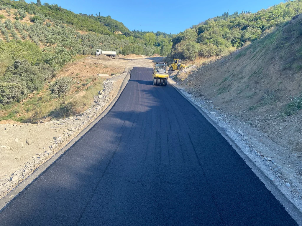 Karamürsel Dereköy'de yollar yenileniyor!