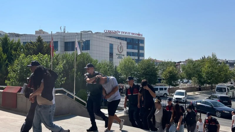 Kadın kıyafeti giydirip özür videosu çektirdiler