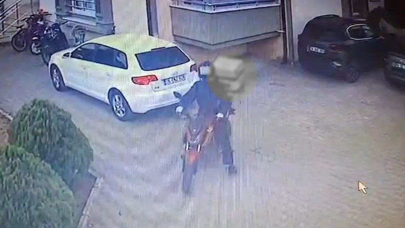 Kaskını taktı, motosikleti boşa alıp kaçtı