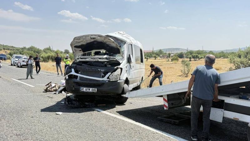 Minibüs kontrolden çıktı: 3 ölü, 11 yaralı