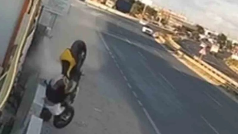 Yeni motosikletiyle can verdi!