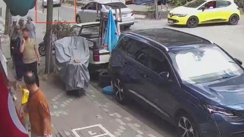 Otomobil kaldırıma çıktı: 2 yaralı!