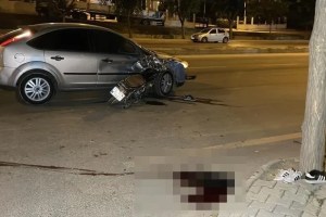 Motosiklet otomobile saplandı: 1 ölü, 1 yaralı!