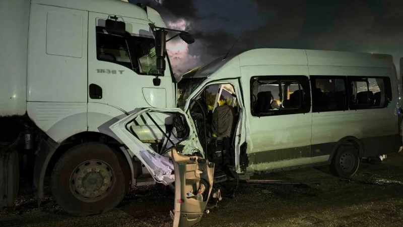 İşçi servisi tırla çarpıştı: 1 ölü, 15 yaralı!