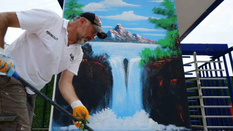 Kocaeli'nin 'Bob Ross'u sokakları renklendiriyor