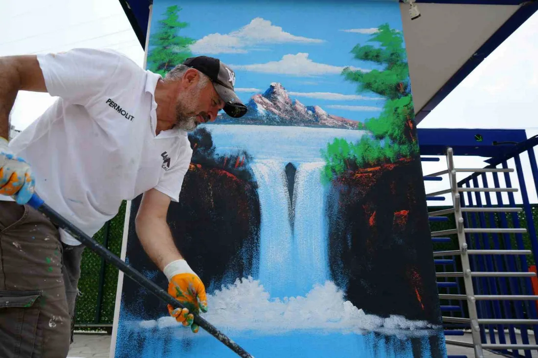 Kocaeli'nin 'Bob Ross'u sokakları renklendiriyor