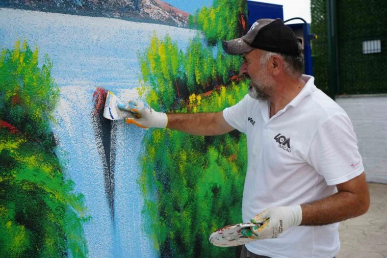 Kocaeli'nin 'Bob Ross'u sokakları renklendiriyor