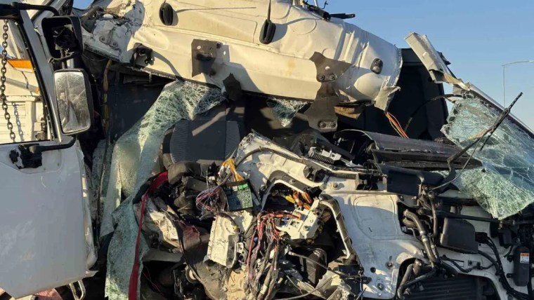 Kamyon bariyerlere ok gibi saplandı: 2 ölü!