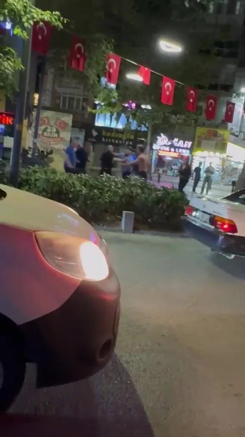 İzmit'te iki ayrı kavga kamerada!
