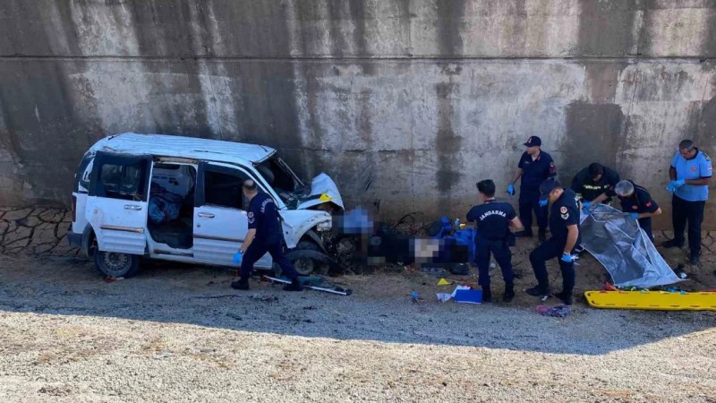 Hafif ticari araç köprüden şarampole uçtu!