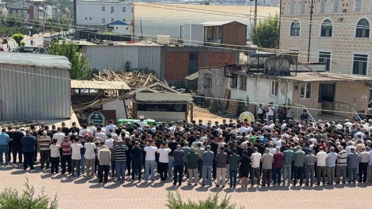 Denizde hayatını kaybeden 3 kardeş defnedildi!
