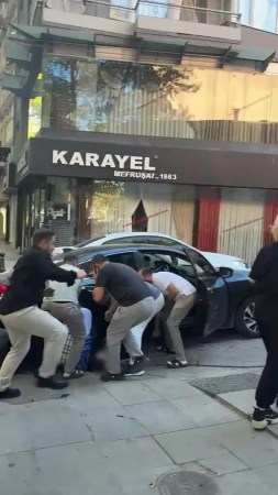 İzmit'te otomobilin çarptığı çocuk aracın altında kaldı!