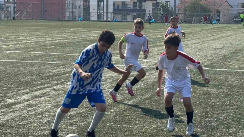 Minikler vefat eden saha komiseri için sahada!