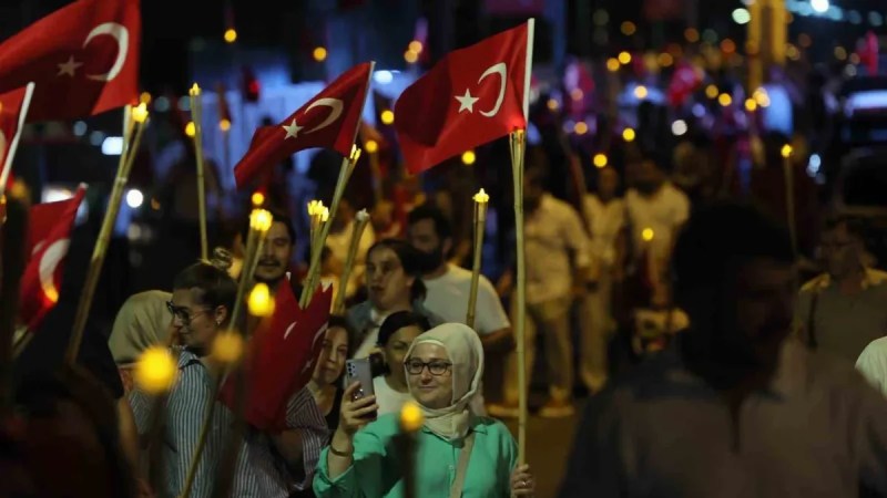 İzmit’te Zafer Bayramı fener alayıyla kutlandı