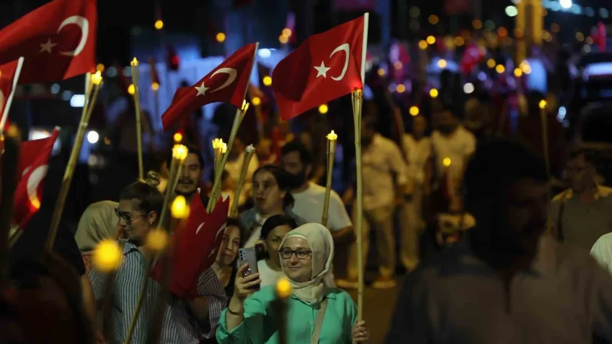 İzmit’te Zafer Bayramı fener alayıyla kutlandı
