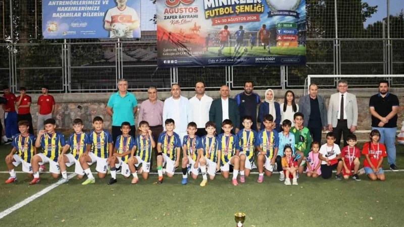 300 minik futbolcu sahada ter döktü!