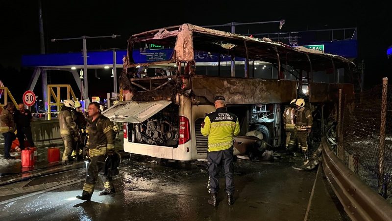 Bariyerlere çarpan otobüste can pazarı!