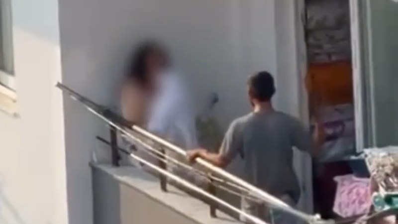 Balkondaki kadını sopayla darbetti!
