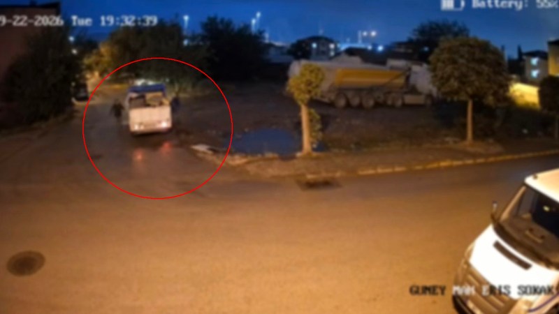 Kamerayı görünce döktükleri atığı topladılar!