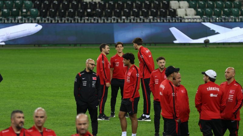 A Milli Takım Fransa maçı öncesi Kocaeli Stadyumu’nda yürüyüş yaptı