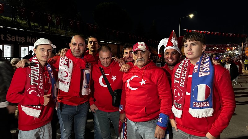 Milli maç öncesi Kocaeli kırmızı-beyaza büründü! Binlerce taraftar stadyuma akın etti