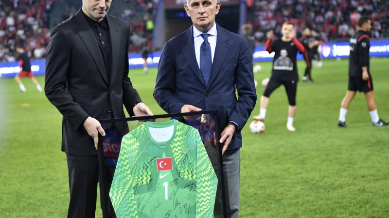 Milli takım kariyerini noktalayan Mert Günok’a Kocaeli’de veda
