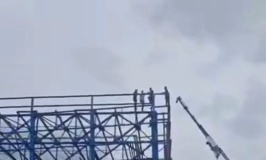 Maaşını alamayan inşaat işçileri çatıya çıktı!