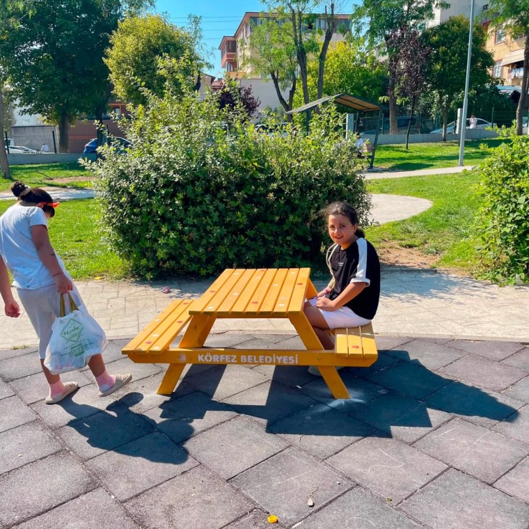 Körfez parklarına çocuklara özel oturma grupları!