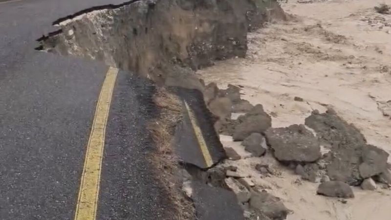 Taşan dere suları yolu çökertti!