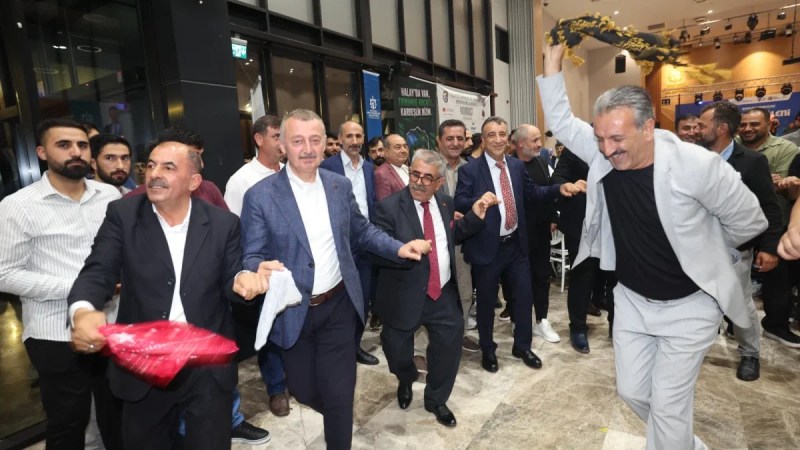 Başkan Büyükakın, Vanlıların halayına katıldı: “Biz birlikte Türkiye’yiz!”