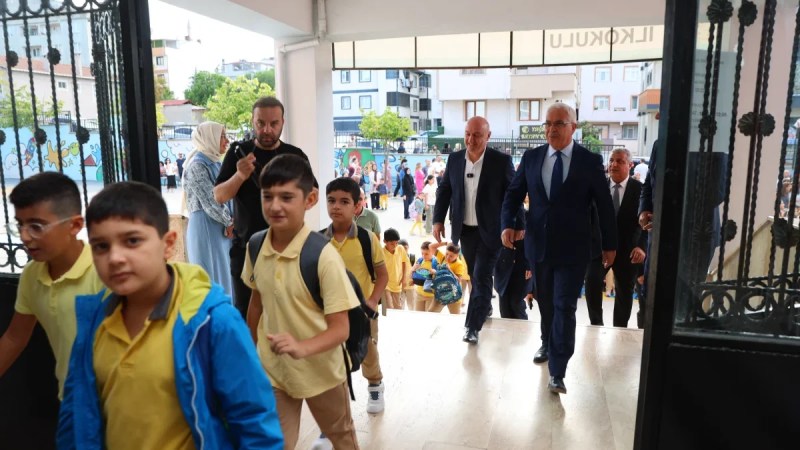 İlk ders zilinde Bıyık’tan öğrencilere destek