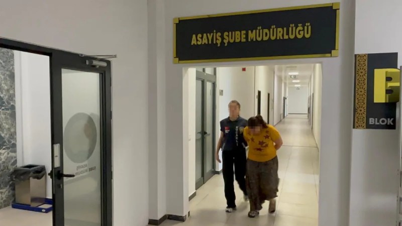Ev soyan hırsız saklandığı evde yakalandı!