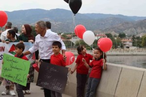 Gazzeli çocuklar için uçurtmalar gökyüzünde