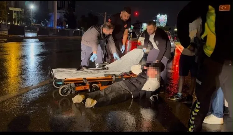 Kaygan yolda devrilen sürücü şaşırttı!