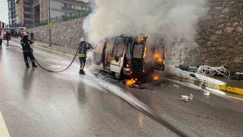 Seyir halindeki araç alev alev yandı!