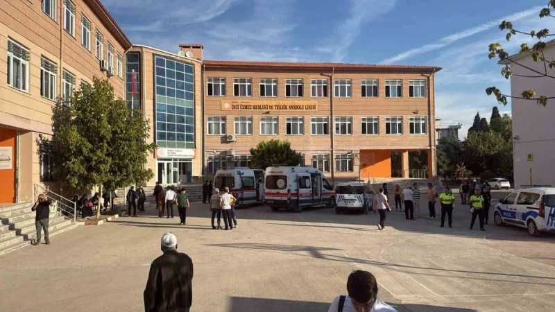 Veliler silah ihbarıyla okula koştu!