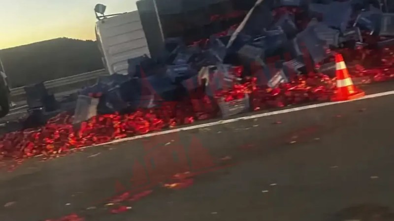 Kuzey Marmara Otoyolu’nda TIR’lar devrildi, trafik kilitlendi!