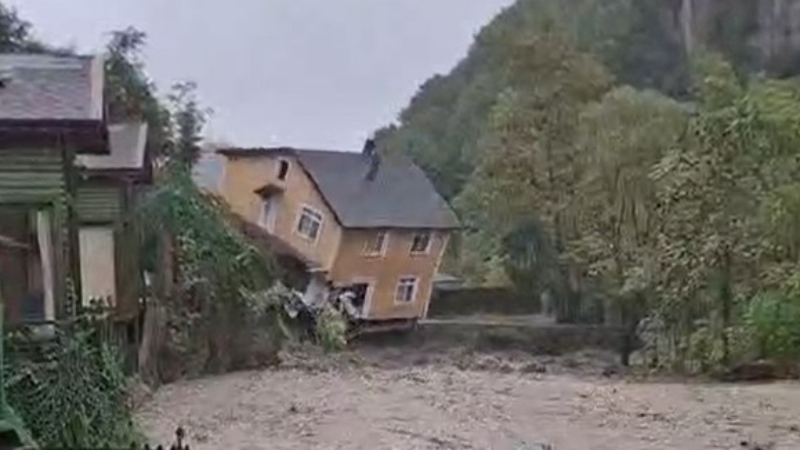 Sapanca’da dere yatağındaki ev sele böyle  kapıldı!