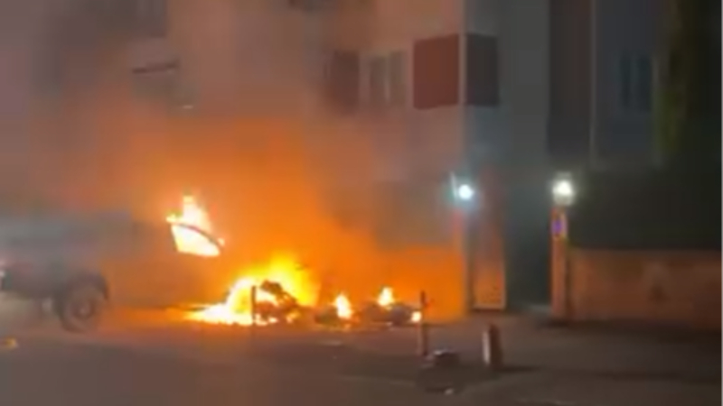 Park halindeki motosiklet alev aldı, yangın araçlara sıçradı