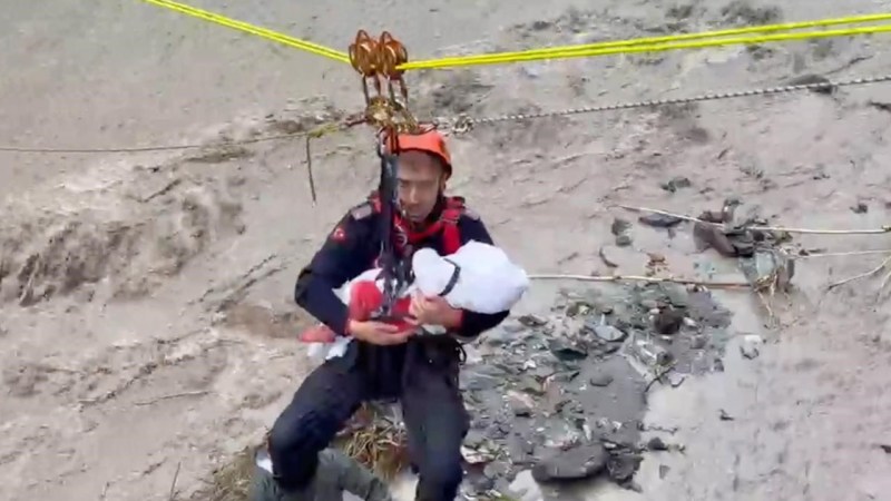 8 aylık bebeği kurtarırken ninni söylemişti: O anları anlattı