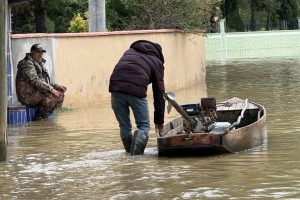 Komşuda yollar kayboldu, sandallar devreye girdi