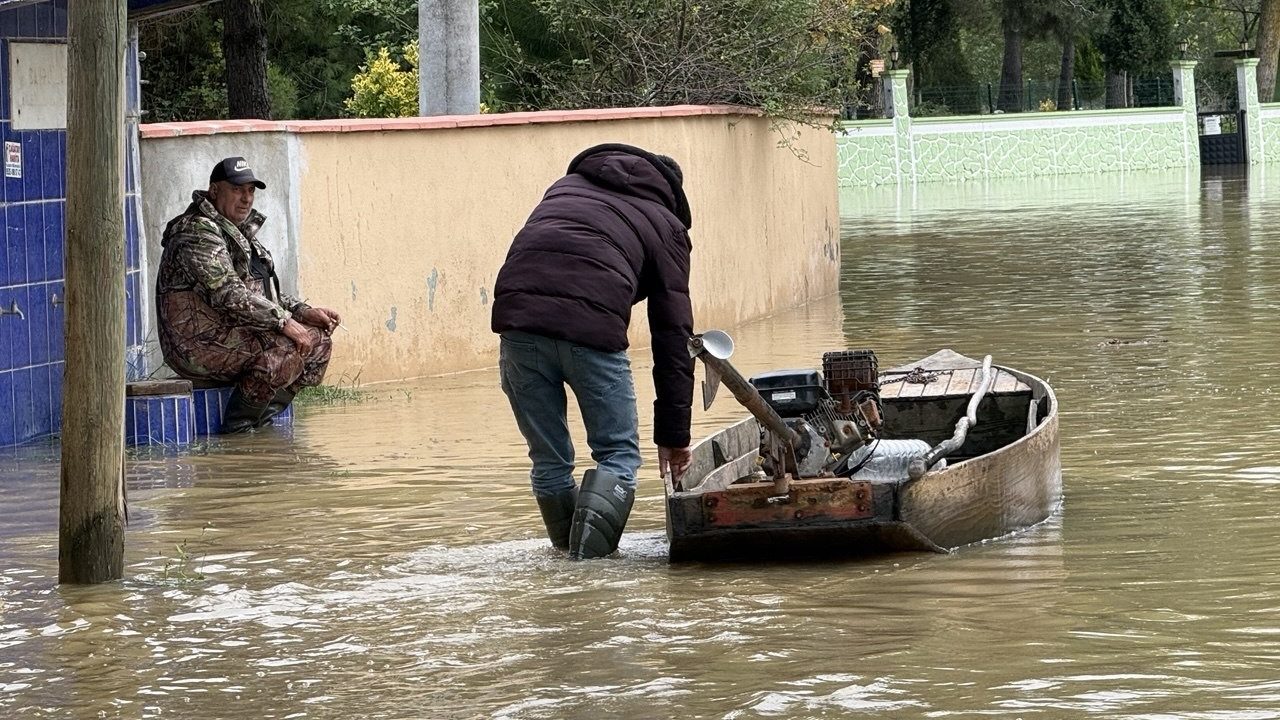 Komşuda yollar kayboldu, sandallar devreye girdi